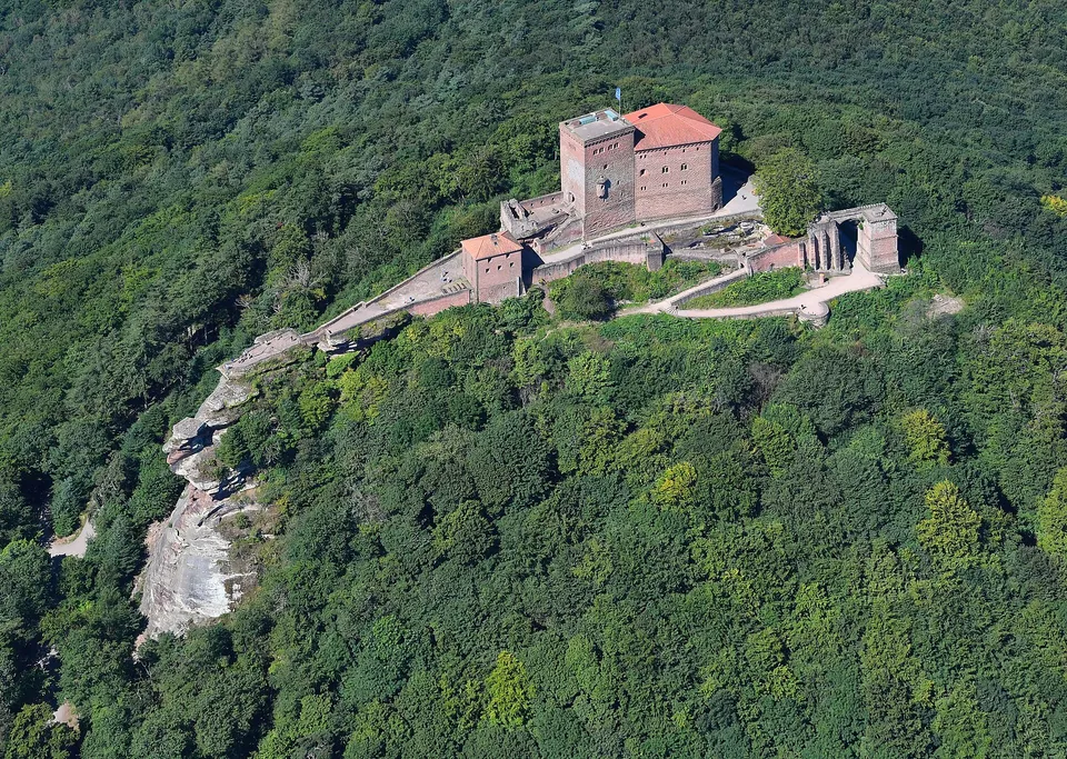 Burg Trifels über Annweiler aus der Luft