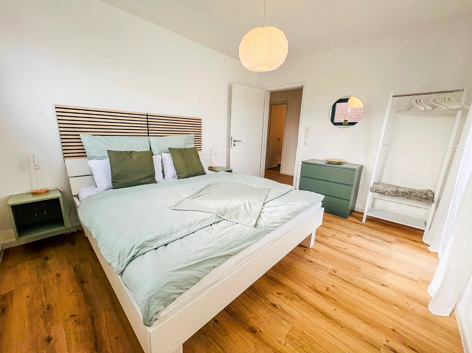 Rebenglück – Schlafzimmer mit Kommode (Foto 11 von 12)