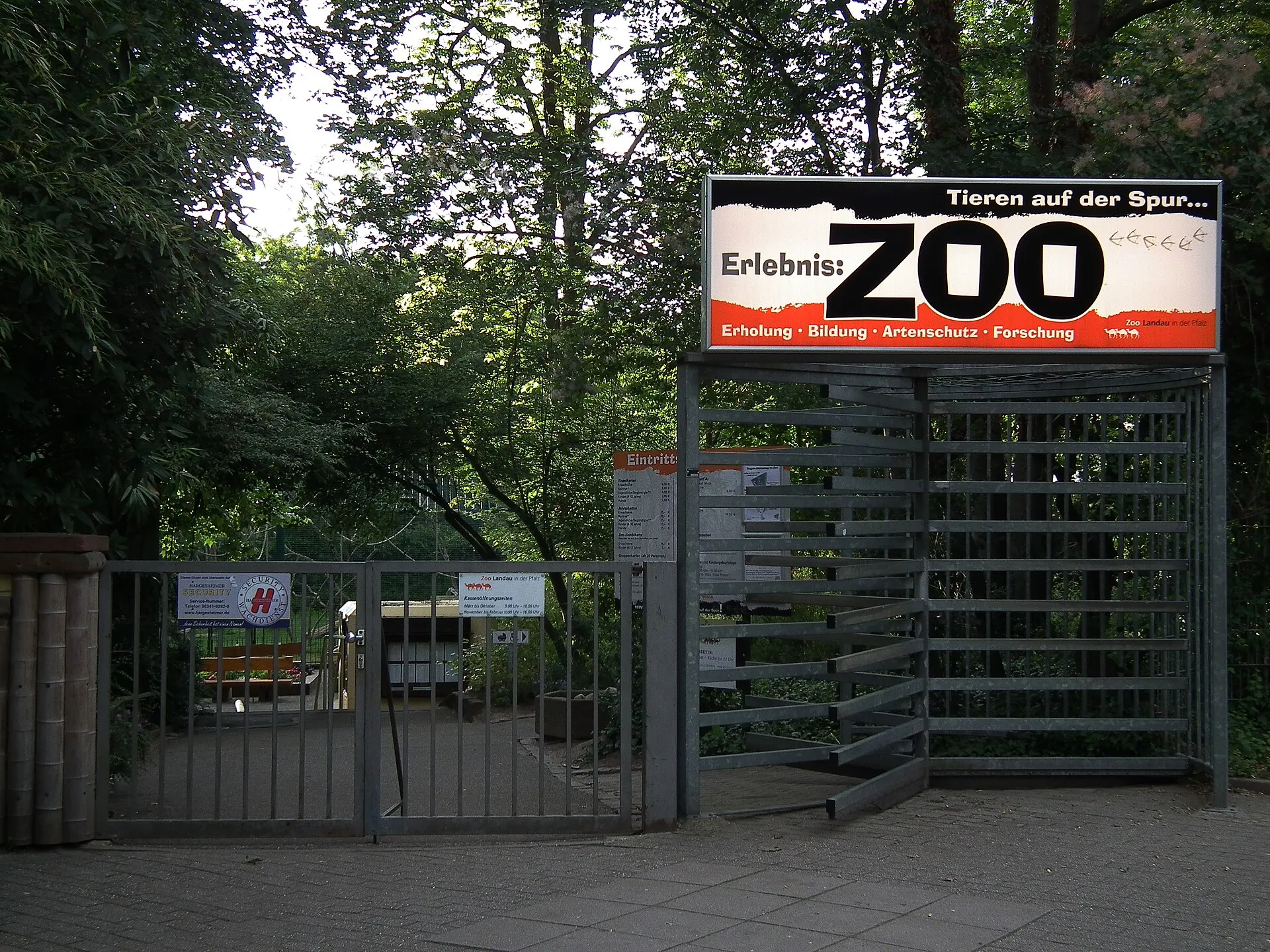 Eingang des Zoos Landau in der Pfalz